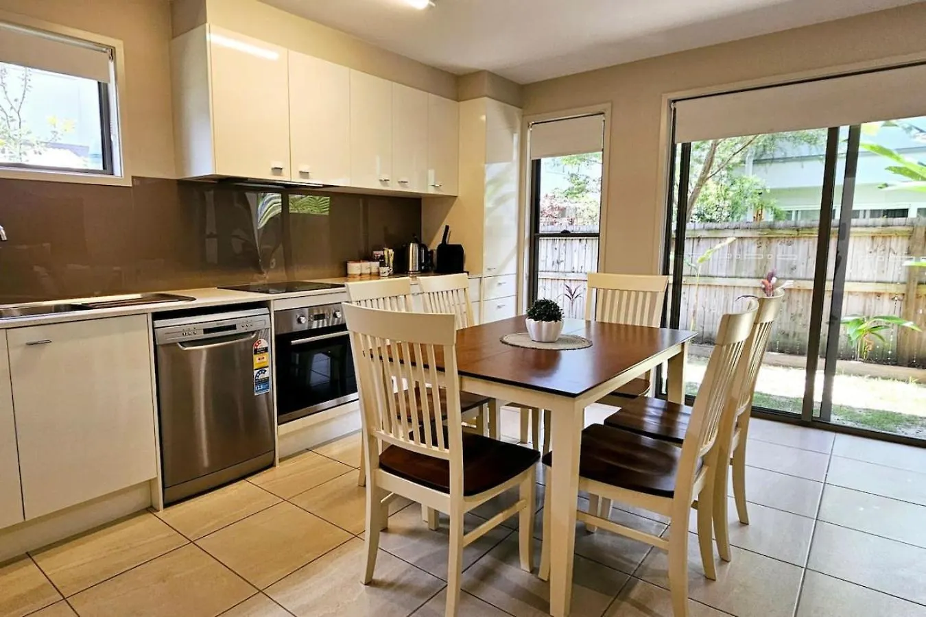 Bird Of Paradise Townhouse 2 At Sunlight Swan Beerwah Sleeps 6 0*,